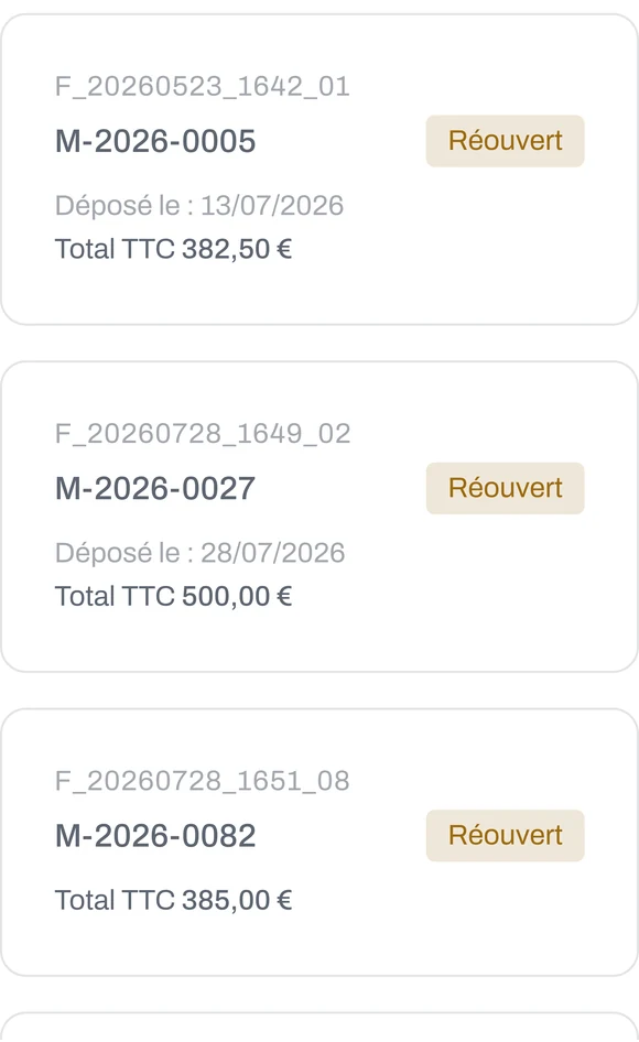 Écran Mémoires de l’application MémoJ sur mobile : la liste « Tous les mémoires », 122 mémoires, avec leur statut de dépôt et leur total TTC.