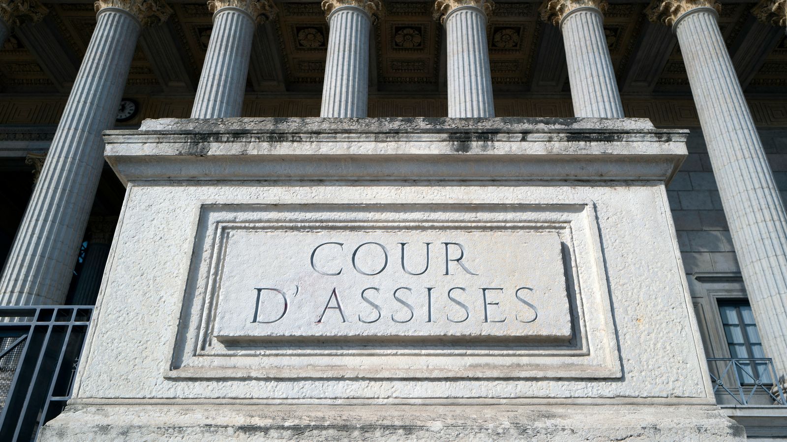 Façade d'un palais de justice français, colonnes et fronton de pierre, symbole de l'institution judiciaire.